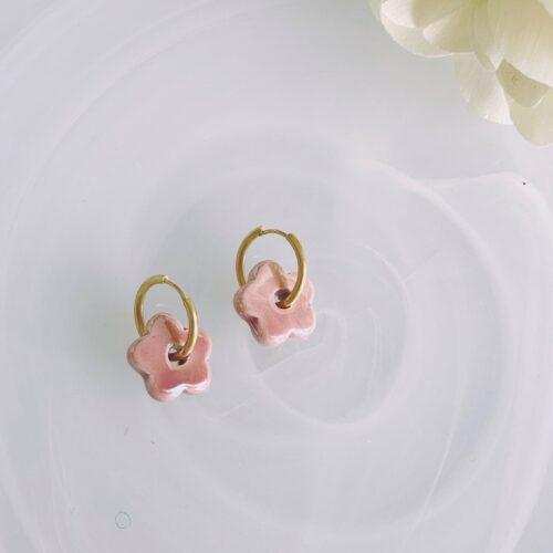 Boucles d’oreille rose Louise en acier inoxydable hypoallergénique fleur est en Céramique.